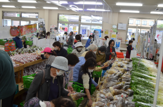 買い物客で賑わう店内