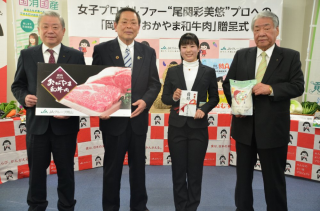 岡山米とおかやま和牛肉などを尾関選手（右から2人目）へ贈ったJAグループ岡山の代表者ら