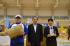 青江会長（中央）から県産米を受け取る工藤選手（左）と目録を受け取る伊原木知事（右）（27日、岡山市で）