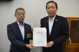 万代農林水産部長（左）に要請書を渡す青江会長（6日、岡山市内で）